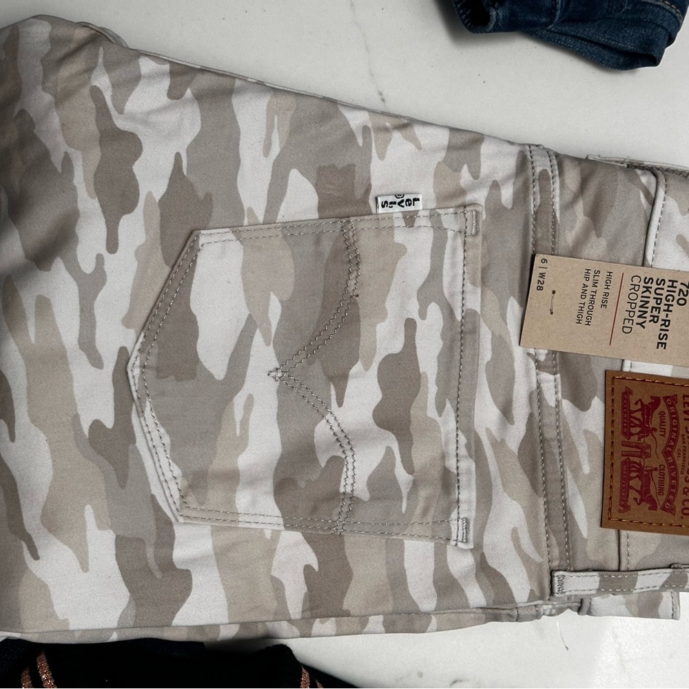 Levi's Super Skinny Cropped Jeans in Camo